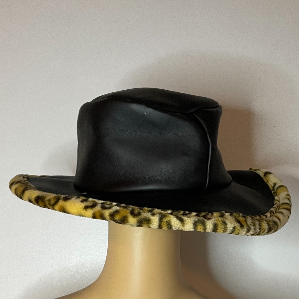 Vintage vegan black leather faux cheetah fur lined 60’s super mod dramatic hat! - Picture 4 of 9